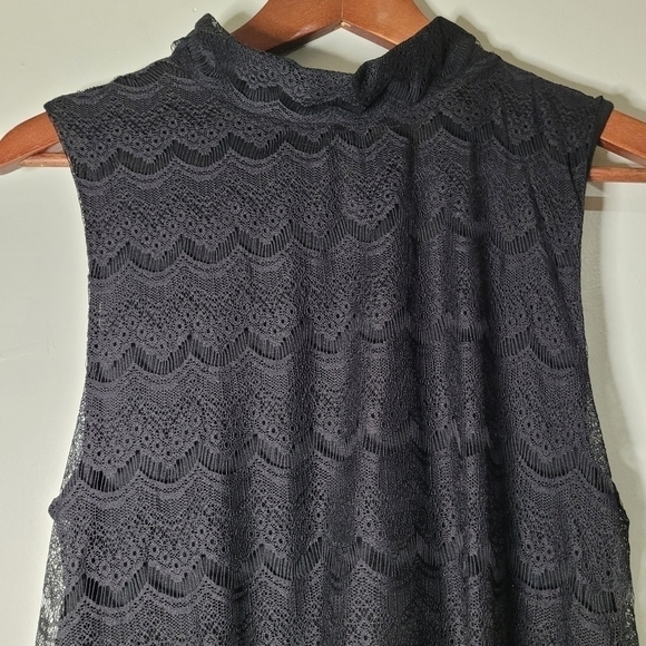 BANANA Republic Black Sleeveless Lace Dressy Top. - Picture 5 of 11